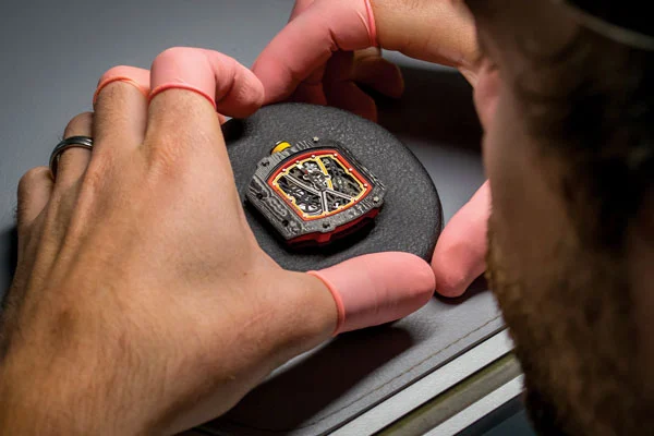 Carbon Fiber vs Titanium Watches