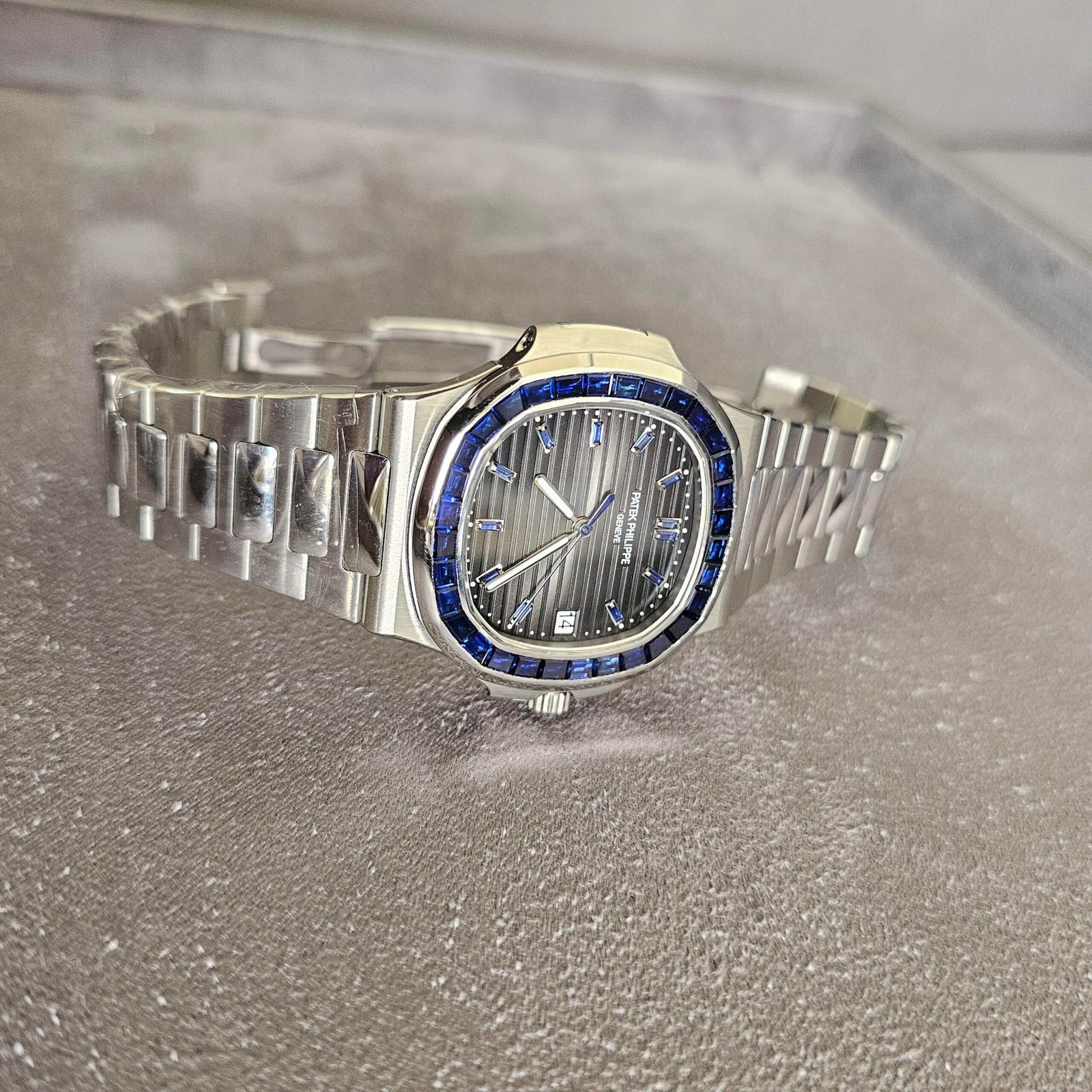 Patek Philippe Nautilus With Blue Saphire In Platinum 5711/111P-001
